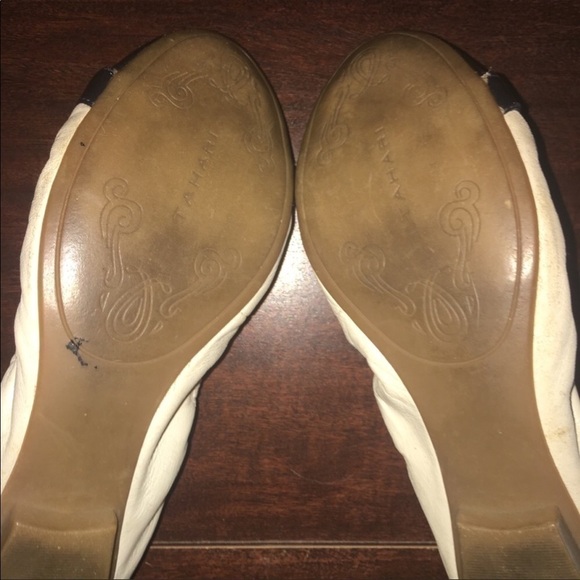 COPY - Tahari Gloria cream and navy flats - Picture 5 of 7